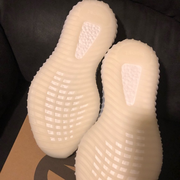 Adidas Yeezy 350 Boost V2 - Picture 2 of 4